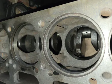 Offene Zylinderlaufbuchsen mit sichtbarer Kurbelwelle im Multicar Dieselmotor