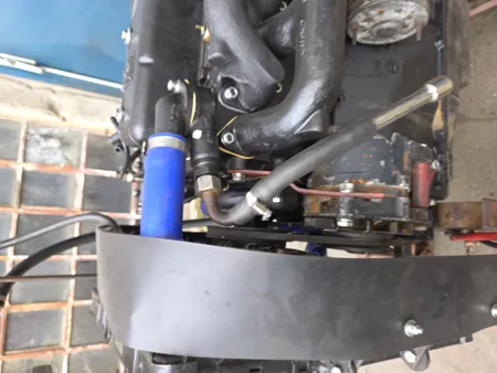 Frontbereich eines Multicar Dieselmotors mit Lüftergehäuse, Kühlmittelschläuchen und Abgaskrümmer