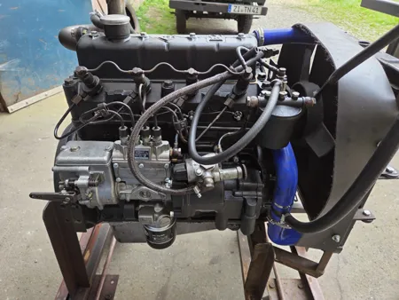 Komplettierter Multicar Dieselmotor auf Prüfstand mit Einspritzpumpe und Kraftstoffleitungen