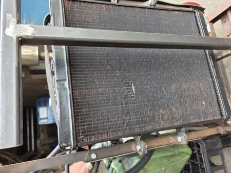 Kühler eines Multicar Dieselmotors mit sichtbarem Kühlernetz auf dem mobilen Prüfstand