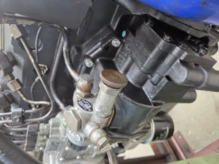 Mechanische Kraftstoff-Förderpumpe mit Handbetätigung an der Einspritzanlage eines Multicar Dieselmotors