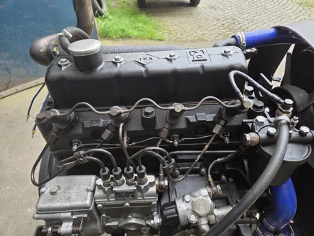 Komplett aufgebauter Multicar M25 Vierzylinder-Dieselmotor mit Einspritzanlage und Kühlmittelschläuchen