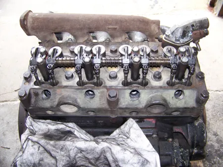 Kipphebelwelle und Ventiltrieb auf dem Zylinderkopf eines Multicar M25 Dieselmotors